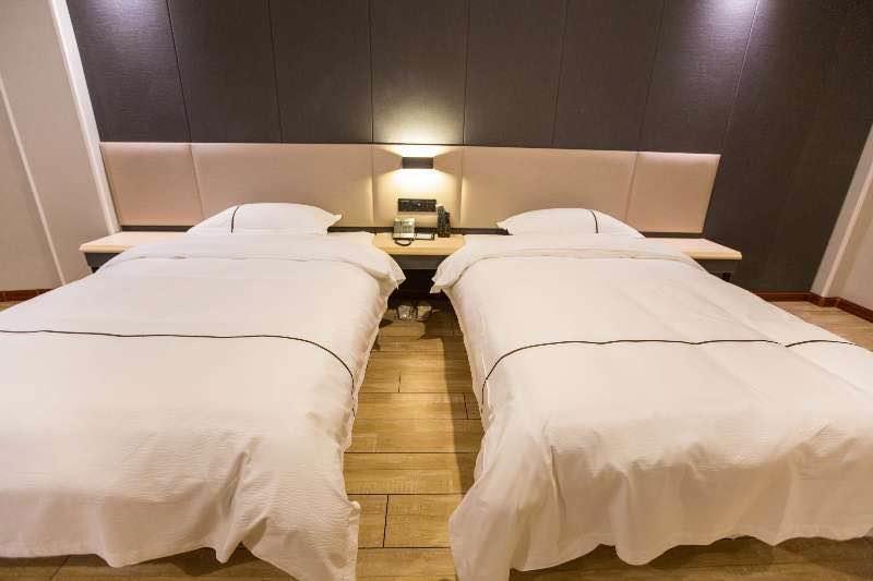 Thank Inn Plus Hotel Hebei Tangshan Road South District Train Station Екстериор снимка